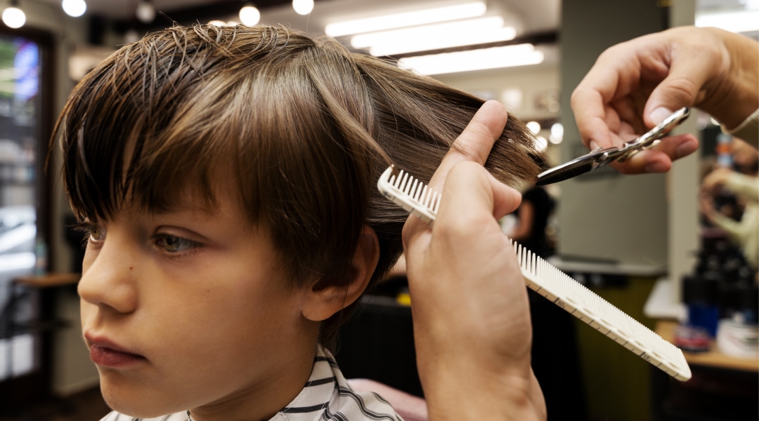 Coupe de cheveux pour enfants : guide complet pour les parents