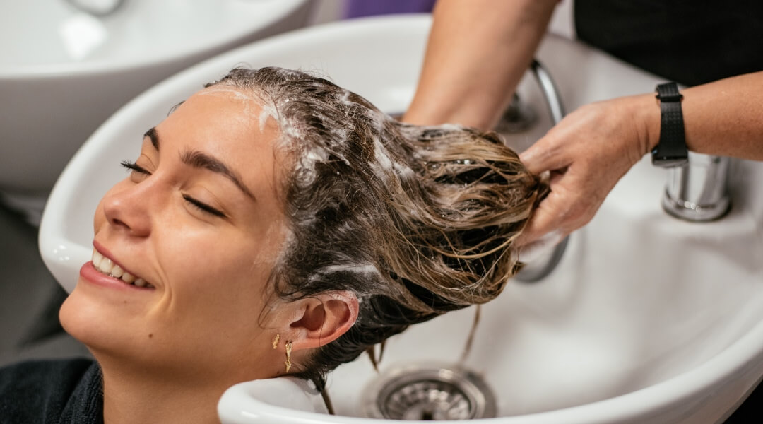 Shampoing pour cheveux colorés : protéger sa couleur